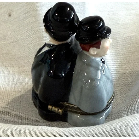 Laurel & Hardy Porcelain‎ Trinket Box W/ Hat And Marbles 1999 - Picture 7 of 8